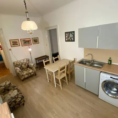 Eastnortheast Wind شقة