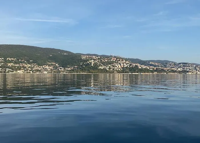 Апартаменти Eastnortheast Wind